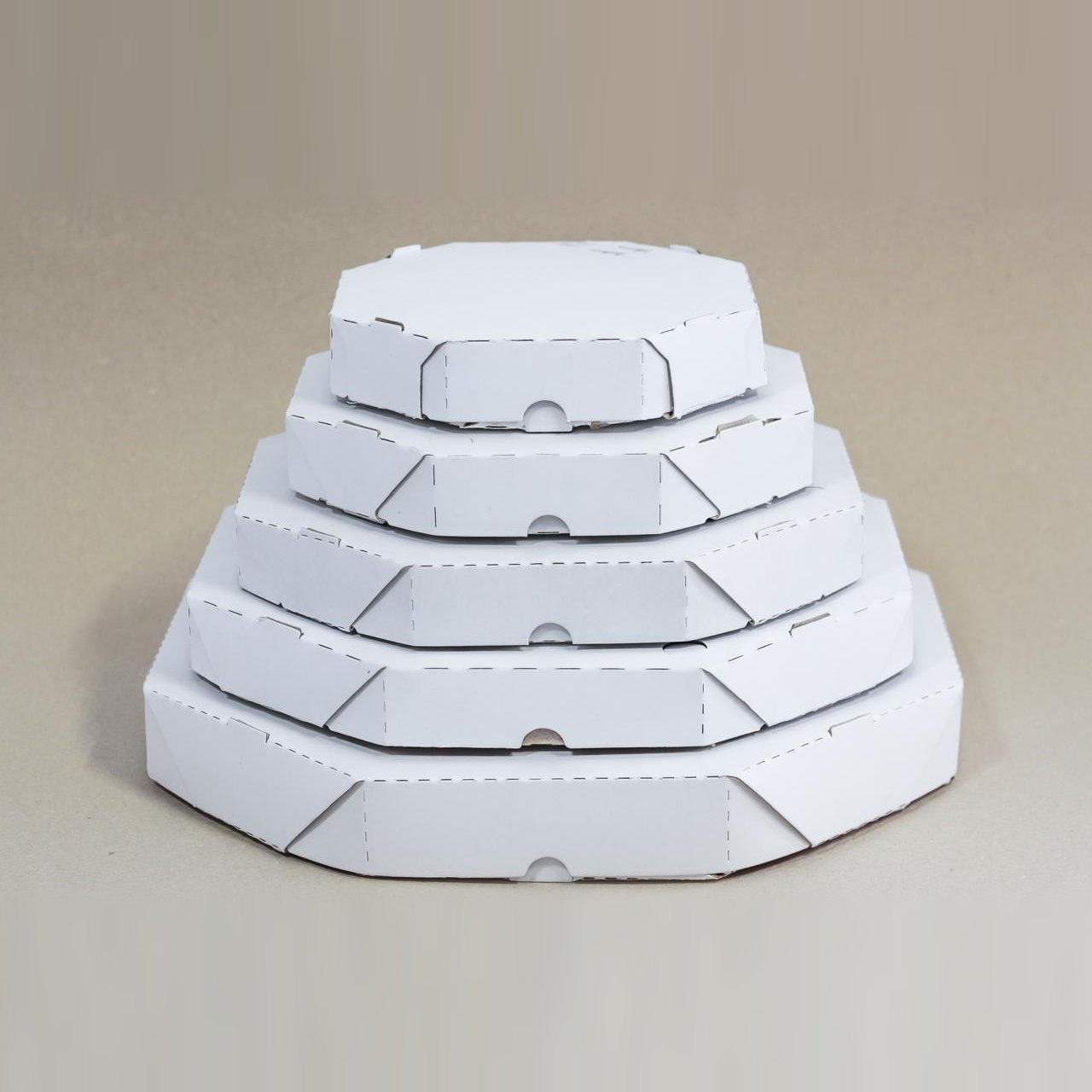Caixas de Pizza Oitavada White Label brancas e fechadas, empilhadas em cinco tamanhos