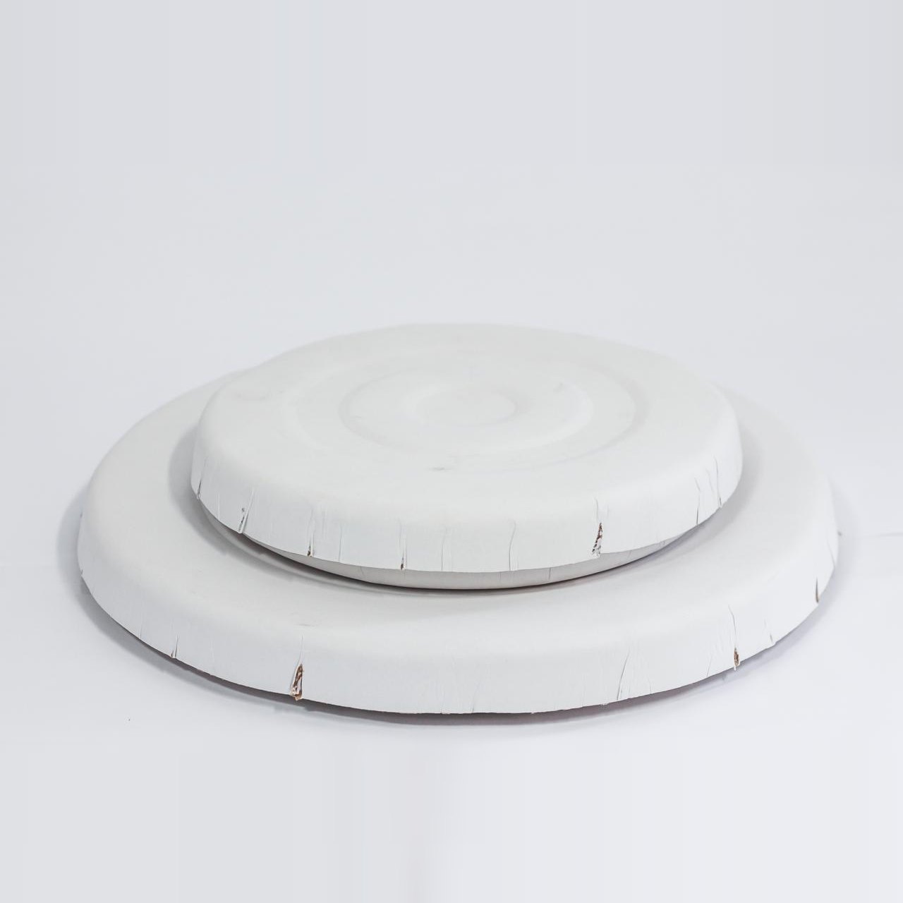 Dois tamanhos da Caixa de Pizza Redonda White Label, brancas e fechadas, empilhadas